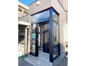 Nisshoの玄関ドア施工事例（札幌市／古くなったドアと風除室の交換リフォーム）