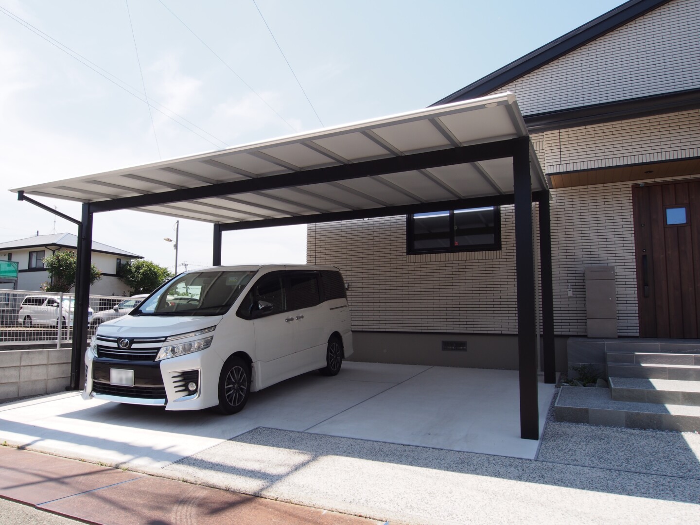 建物の美しさに寄り添う、直線美のオープン外構施工事例