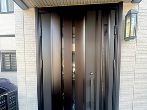 ニッカホームの玄関ドア施工事例（すっきり美しく、安心感も備えた玄関ドア）