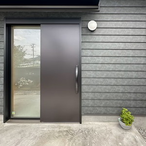 LIXIL製品の二世帯住宅用引戸施工事例（使い勝手の良いスタイリッシュな二世帯住宅用引戸）