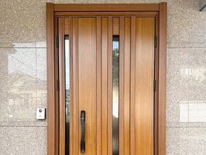 ニッカホームの玄関ドア施工事例（印象一新！モダンな玄関ドア＆スッキリと広々使えるウッドデッキ）