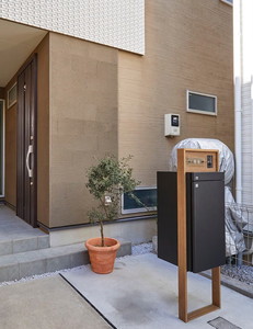 省スペースに収まる宅配ボックス一体型門柱の施工事例