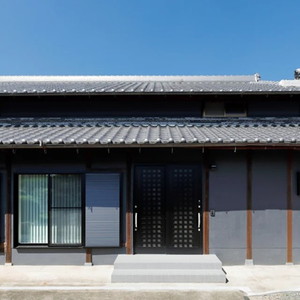 LIXIL製品の玄関引戸施工事例（井桁格子で彩る和モダンな玄関引戸）